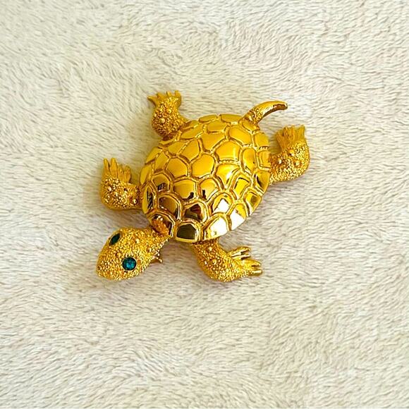 Vtg MONET Gold Tone Turtle Green Rhinestone Eyes Brooch Pin Tortoise - Picture 5 of 10